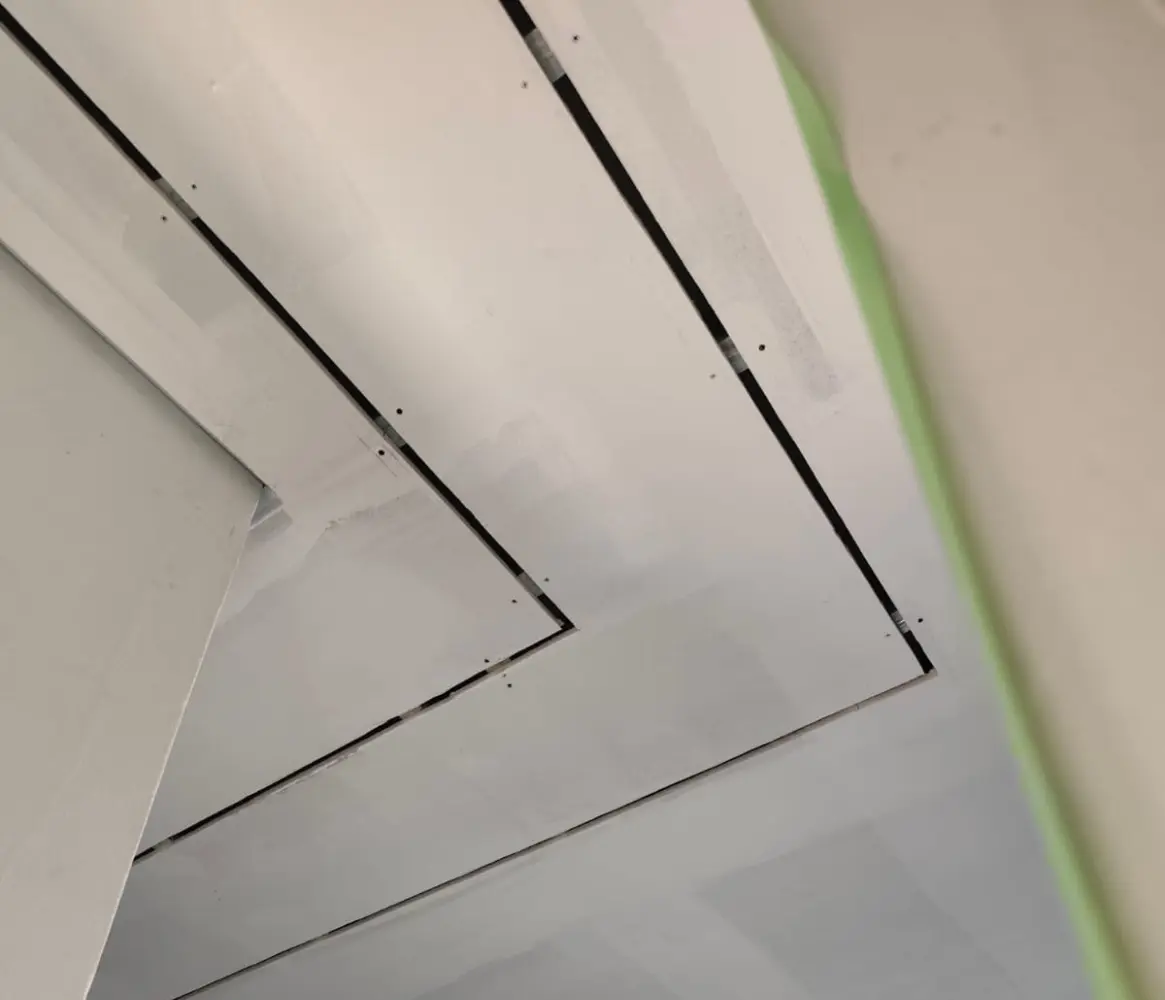 Sala de estar renovada com iluminação LED embutida e spots direcionáveis