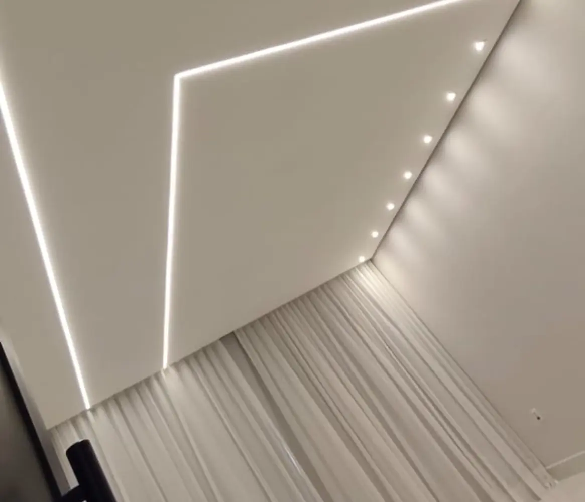 Quarto transformado por um projeto de iluminação LED personalizado